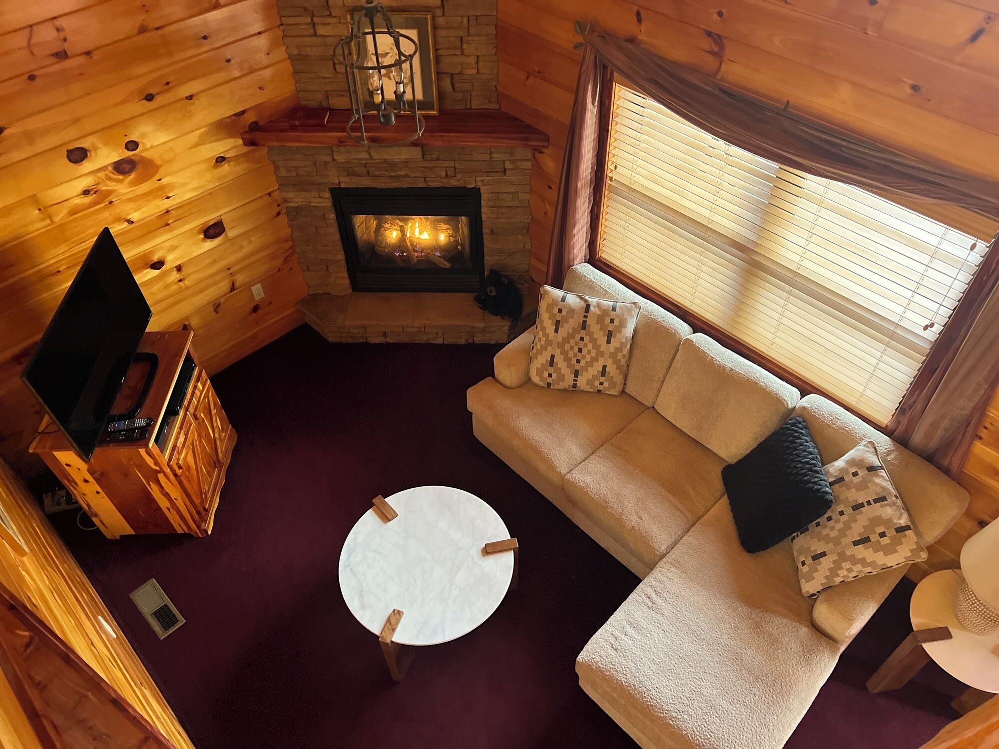 Télévision, cheminée, lecteur de DVD