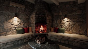 Manej Suite | Individually decorated, individually furnished, desk, free WiFi