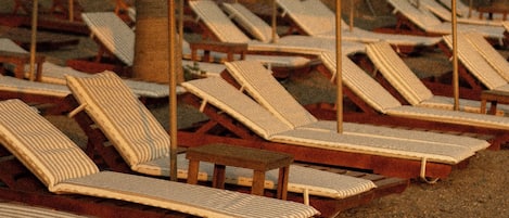 Plage privée à proximité, sable noir, cabines gratuites, chaises longues