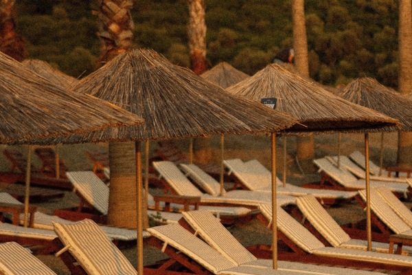 Playa privada en los alrededores y playa de arena negra