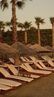 Playa privada en los alrededores, arena negra, camas de playa gratis