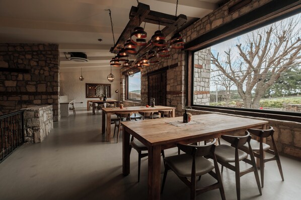 Breakfast, lunch, dinner served; garden views - Manej Urla (Urla)