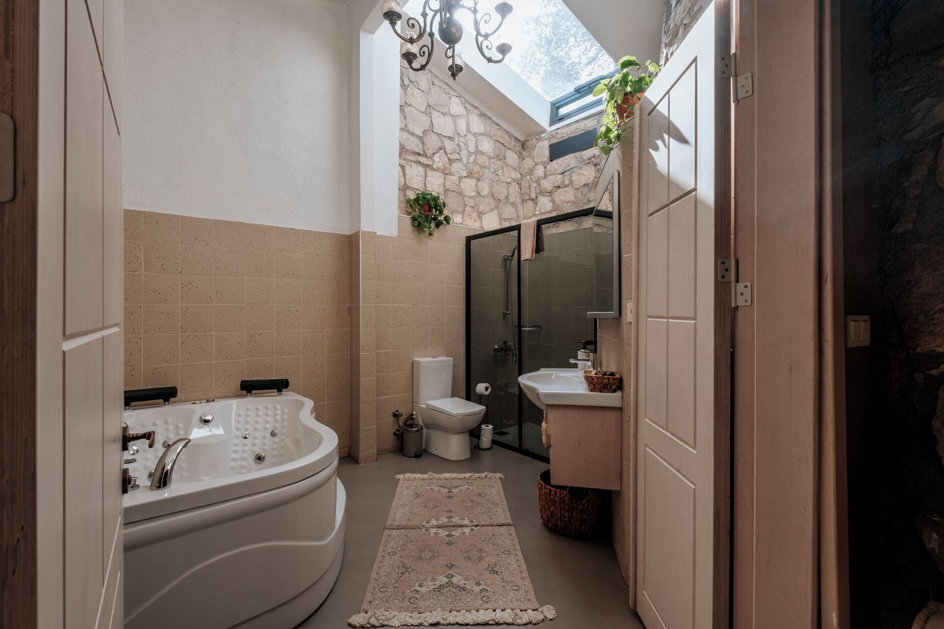 manej suite | bathroom | eco-friendly toiletries, hair dryer, slippers, towels
