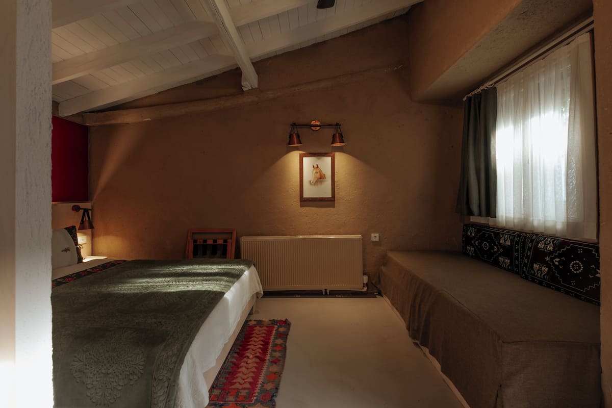 Classic Room, 1 Queen Bed | Individually decorated, individually furnished, desk, free WiFi