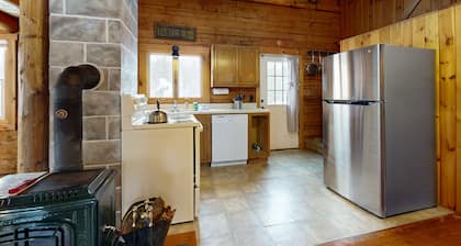 Beautiful log home w/ patio - perfect for outdoor enthusiasts, dogs OK
