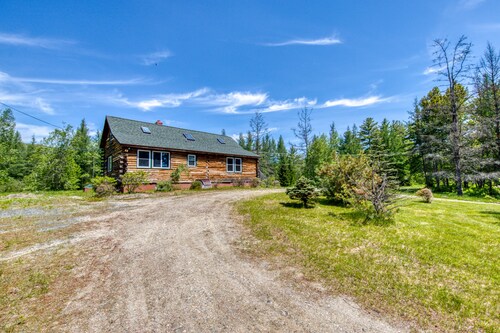 Beautiful log home w/ patio - perfect for outdoor enthusiasts, dogs OK