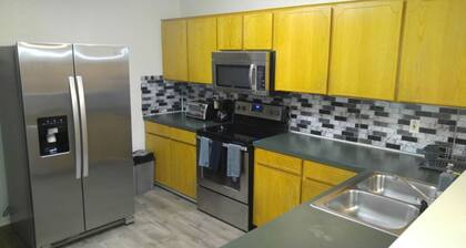 Edullinen Poshly-kalustettu huoneisto