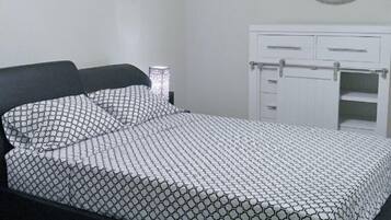 3 chambres, matelas mémoire de forme, bureau, fer et planche à repasser