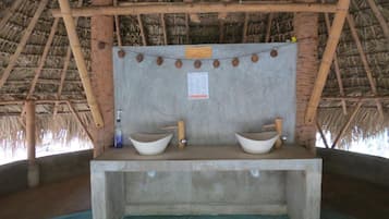 Een douche, een regendouche, handdoeken, zeep