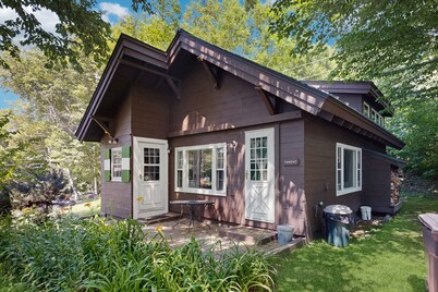 Dog-friendly & charming mountain chalet w/ fireplace