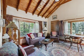 Una televisión, un reproductor de DVD, libros