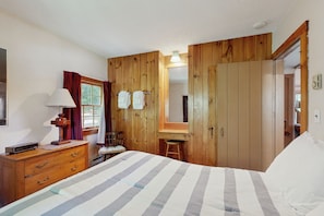 3 bedrooms, iron/ironing board, internet, bed sheets