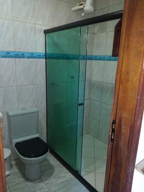 Chuveiro, toalhas de banho, papel higiênico