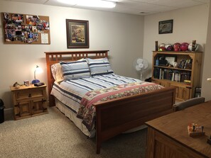 5 bedrooms, desk, iron/ironing board, travel crib - The Gathering  House (Stuart)