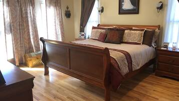 5 chambres, bureau, fer et planche à repasser, lit parapluie