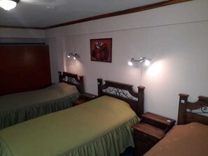15 habitaciones, cortinas blackout y tabla de planchar con plancha 