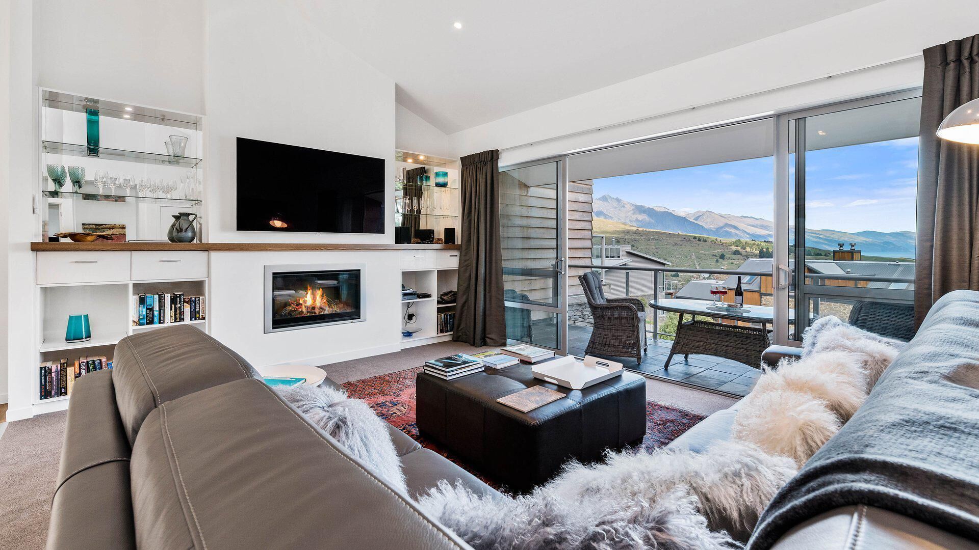 Fernseher, Kamin, DVD-Player