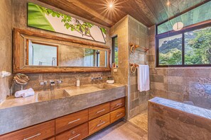 Chuveiro, secador de cabelo, toalhas de banho, sabonete