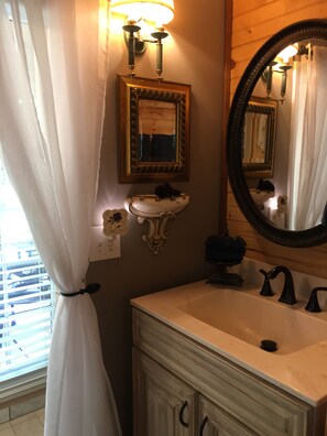 Regadera, secadora de cabello, toallas, jabón 