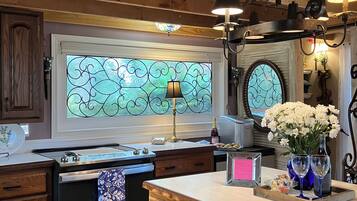 Réfrigérateur, micro-ondes, four, plaque de cuisson