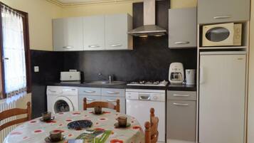 Een koelkast, een microgolfoven, een vaatwasser