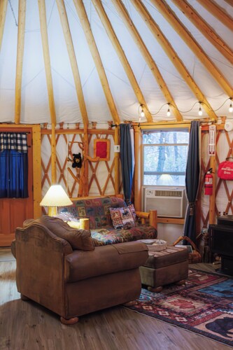 Blue yurt, out in the woods! Unplugged, you are out in nature away from it all.