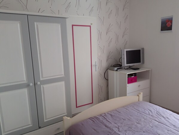 A bedroom with a bed, a TV on a stand, a wardrobe, and a dresser. - FLAB 'WINDS le Tréport (Le Tréport)