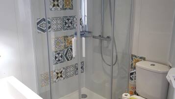 Douche, sĂšche-cheveux, papier toilette