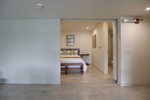 Decoración personalizada, muebles diferentes, escritorio y wifi gratis