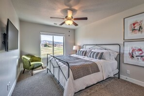 House, Multiple Beds (Retreat At The Ledges)