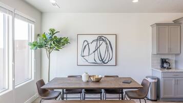 Rumah, Beberapa Tempat Tidur (Retreat At The Ledges) | Makan di kamar