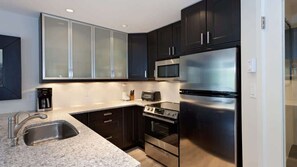 Réfrigérateur, four à micro-ondes, un four, surface de cuisson