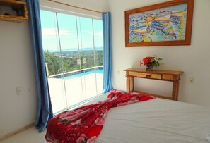 Quarto conforto, vista para a piscina | Frigobar, escrivaninha, cortinas blackout, ferros/tábuas de passar roupa