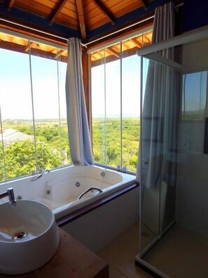 Ducha, secador de pelo, toallas, jabón