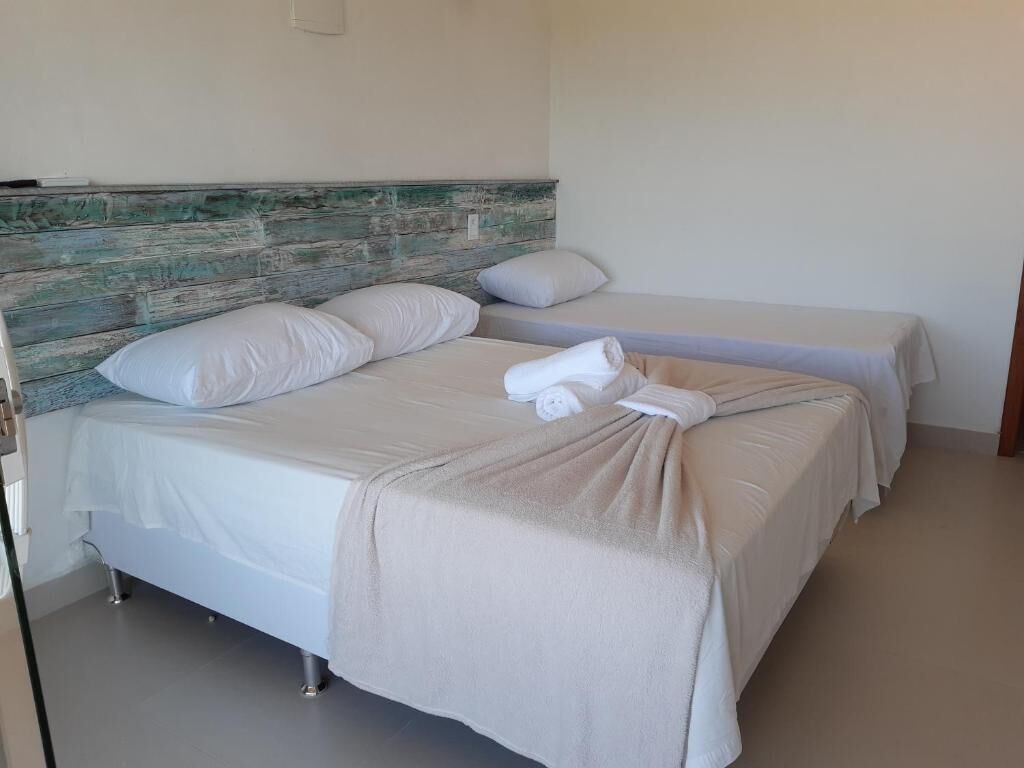 Frigobar, escrivaninha, cortinas blackout, ferros/tábuas de passar roupa