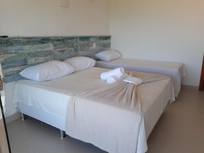 Minibar, escritorio, cortinas blackout y tabla de planchar con plancha