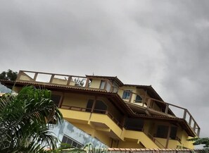 A multi-story building with balconies and a staircase. - Pousada Preciosa (Búzios)