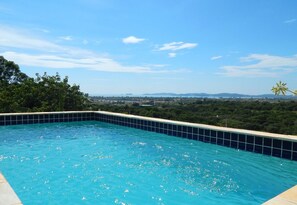 Minibar, escritorio, cortinas blackout y tabla de planchar con plancha