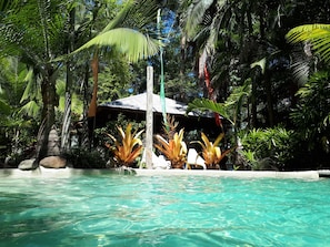 Una piscina cubierta, una piscina al aire libre