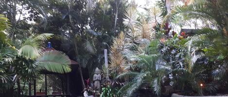 Een binnenzwembad en een buitenzwembad