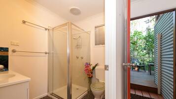Serviettes fournies, savon, shampoing, papier toilette