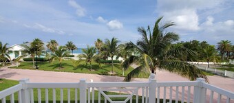 "Villa by the Sea" Ocean view 3 Bedroom / 3 Bath