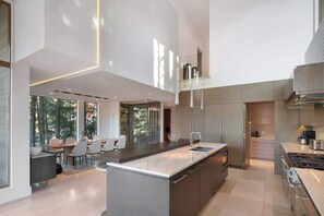 Een koelkast, een magnetron, een oven, een kookplaat