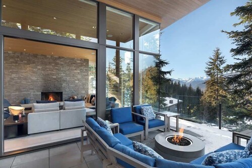 Elevated luxury chalet w/ hot tub & deck