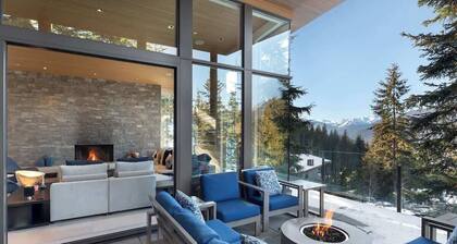 Elevated luxury chalet w/ hot tub & deck