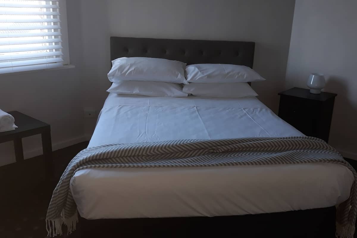 Dubbelrum - 1 queensize-säng (Room 4) | Individuell inredning, unika möbler, strykjärn/strykbräda och sängkläder