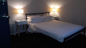 Chambre double, 1 grand lit (Room 10) | Décor unique, ameublement unique, fer et planche à repasser