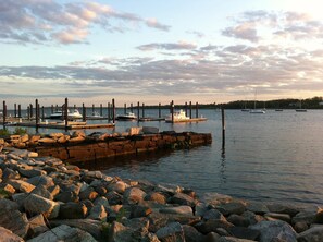 Marina - Stunning Studio with Harbor Views - Downtown Historic District (Bristol)