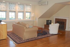 TV - Stunning Studio with Harbor Views - Downtown Historic District (Bristol)