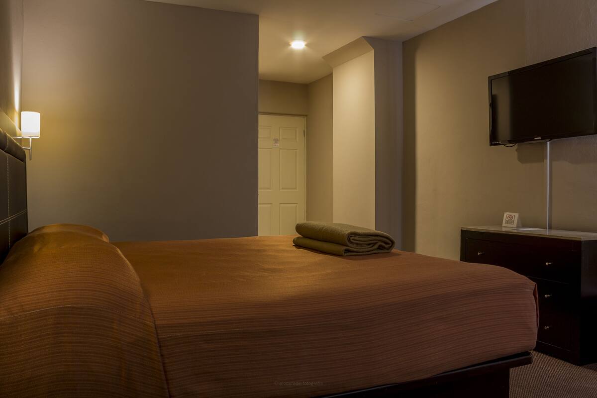 Habitació Comfort, 1 llit de matrimoni gran | Escriptori, espai de treball apte per a portàtils i cortines opaques 
